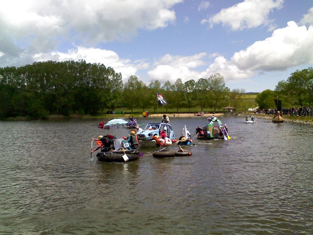 Course de Radeaux sur le lac de Vernoux organisée pour le festival de l'eau 2013.
Le Pari-Drakkar de K'onvoit a obtenu le prix du jury !
K'onvoit ! Toujours ! Envoie ! Du lourd !