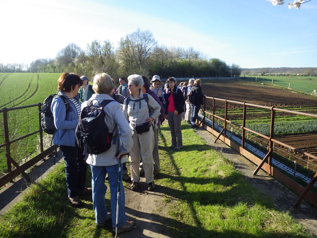 Voie de chemin de fer, donc le pont à Ecquevilly ...