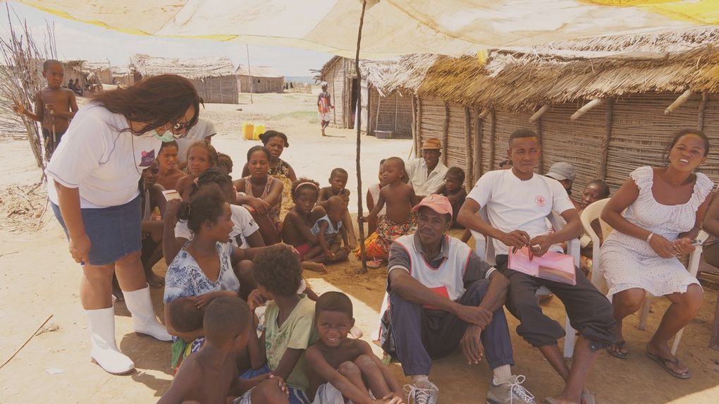 Les membres de l'Association Fitia à Ankiembe, Toliara, pour venir en aide aux sinistrés du cyclone Haruna. Photos: Harilala Randrianarison