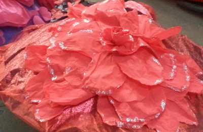 Paraguas rojo de flores reciclado para carnaval