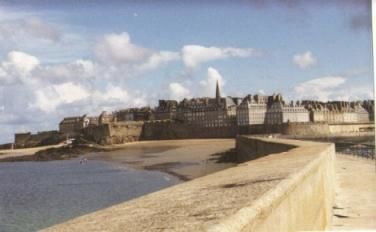 Voil&agrave; &agrave; la d&eacute;couverte d'un PAYS : LA BRETAGNE ! pays merveilleux et magique... j'avoue tr&egrave;s sinc&egrave;rement en &ecirc;tre tomb&eacute; amoureuse ! Pays de Merlin l'enchanteur... pays de l&eacute;gende et de f&eacute;es... o&ugrave; tout peut vous arriver au d&eacute;tour d'un arbre gigantesque ou d'une m&eacute;galite..... ahhhhhhhhhh que c'est beau ! Quelle merveille !!<br />Et le Mont Saint Michel : Wouhaouuuuuuuuuuu !!! impressionnant !! titanesque ! que du bonh