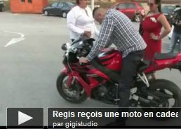 Regis reçoit une moto en cadeau + parking féminin - 2 videos