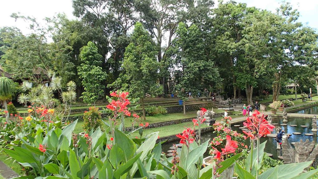 Le Water Palace,"Eau du Gange". Ce n'est pas un temple religieux, juste un magnifique parc de promenade avec des bassins et des nénuphars calme et reposant