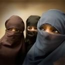 Elle se fait accompagner au tribunal par 23 grandes soeurs portant le foulard islamique