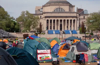  Retour à l'Université de Columbia : deux étudiants arrêtés, nouvelles directives sur les manifestations pro-palestiniennes (The Intercept)