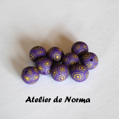 Perles violettes et jaunes