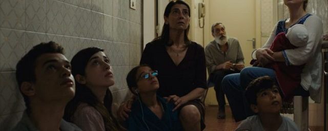 Insyriated - (Philippe Van Leeuw, 2017) - Recensione - Con Hiam Abbass, Diamand Bou Abboud, Juliette Navis, Mohsen Abbas, Moustapha Al Kar