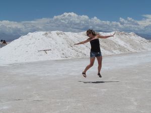 Nous voici en route pour Salinas Grandes! C’est l’un des plus grands salars (désert de sel) du monde, ce site d’une beauté à couper le souffle,  est située dans la province de Jujuy.  Cet ancien lac de sel, dont l’épaisseur atteint les 30 cm, se situe à 3.415 m d’altitude et s’étend sur près de 12.000 hectares. Estamos en ruta para Salinas Grandes. Es uno de mas grande salar (desierto de sal)  del mundo, este sitio de una belleza que corta la respiración, ubica en la provincia de Jujuy. Es un antiguo lago de sal cuyo el grosor llega los 30 centimetros. Es a 3415 m y el salar se extende sobre mas de 12 000 hectarea.