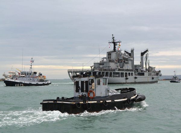 Le ravitailleur ROK Kam Gam Chan (136 m) a été le premier à larguer les amarres, aidé par les remorqueurs Saire et Frehel ainsi que par deux pousseurs de la base navale