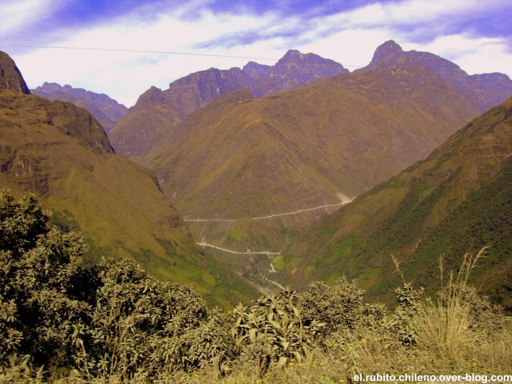 Superbe paysage ou s’enchaine les décors de montagne et de jungle. 65 kms de descente à flanc de colline avec une chute de 80 m d’un coté…