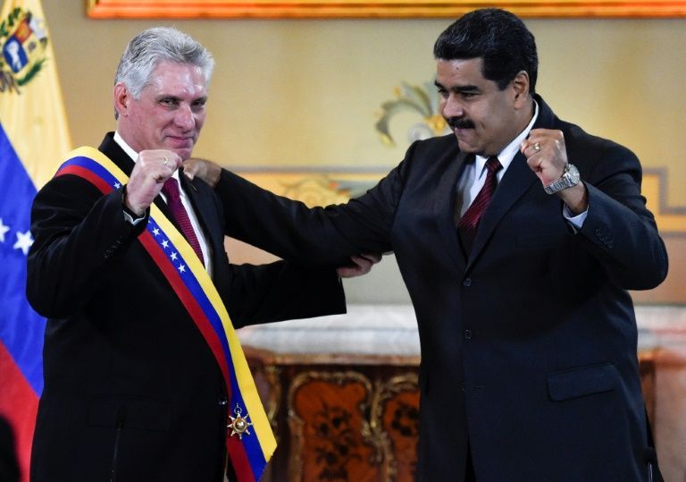 El presidente venezolano, Nicolás Maduro (D), entrega la Orden Simón Bolívar a su par cubano, Miguel Díaz-Canel, en el palacio de Miraflores en Caracas, el 30 de mayo de 2018