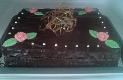 2 gateaux d'anniversaire que j'ai fait pour un ami et mon beau frere pour le meme jour