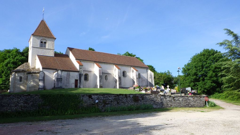 Traversée du village de Reulle-Vergy ( l'église en haut sur la colline) puis descente vers Villars Fontaine