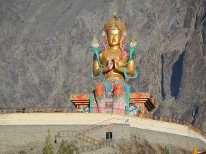 Gompa de Diskit et Bouddha géant de 32 m surveillant le Pakistan inauguré par le Dalaï Lama en juillet 2010 !