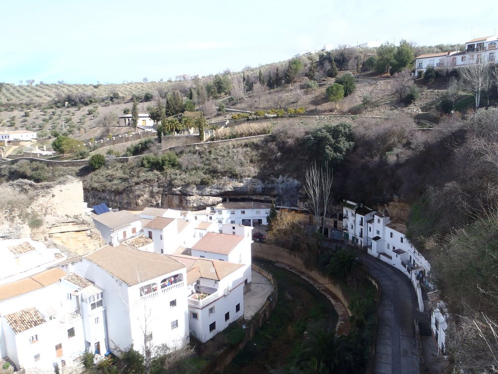 Setenil de las bodegas: un petit village proche de Rondaavec à mon goût encore plus de charme, peut être du fait que j'étais le seul touriste, et qu'il faisait assez beau et BON.Enfin vous pouvez le voir le village est semi troglodyte et construit sur les borda du Guadalporcun un petit cour d'eau qui a creusé toute la vallée et les espaces poir les maisons. Si vois devez aller manger là bas?une adresse :le bar ''La Escueva'' qui est lui aussi troglo, et son chef un vrai amoureux de cuisine, bon dans ce qu'il fait.