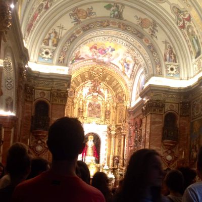 Temps de prière dans la magnifique basilique de la Macarena. 