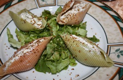 Conchiglie colorées farcies à la truite fumée et au chèvre en olive