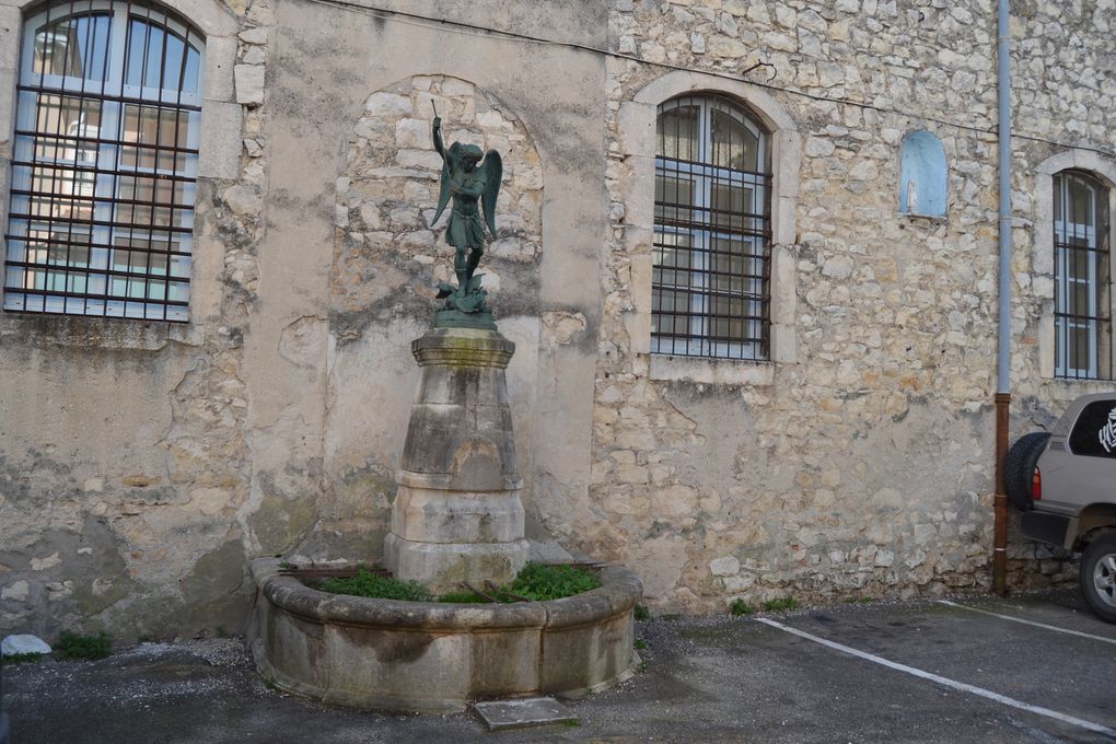 Cette oeuvre provient de la fonderie Ducel, créée en 1823, (à Pocé-sur-Cisse en Touraine) sera dirigée à partir de 1828 par trois générations de Ducel : Jacques, Jean-Jacques et Jacques-Gustave. Avec Calla et André (Le Val d'Osne) elle fait partie des précurseurs en matière d’édition en série d’œuvres d’art en fonte. La fonte d'ornement a été progressivement développée dès son achat par JJ-Ducel en 1828. Ses productions sont déjà remarquées à Paris vers 1830.