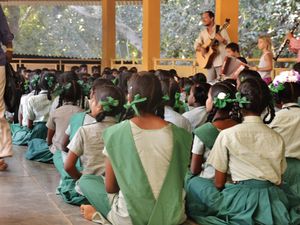 Petit concert des Lemanalou dans l'ecole de la communaute qui nous heberge.