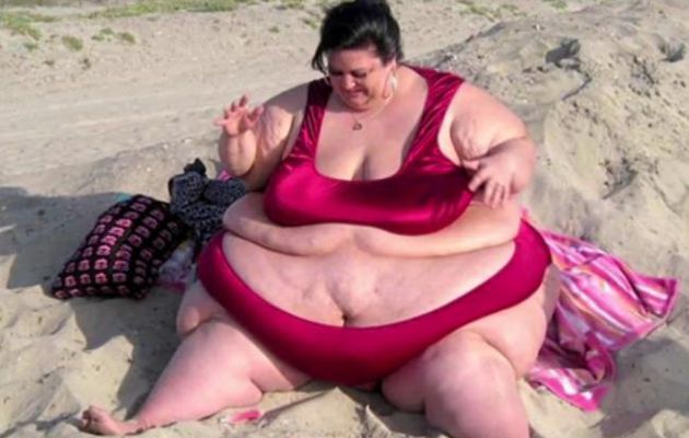 La femme la plus grosse dans le monde: Son petit ami l'a forcée à consommer 13 000 calories par jour, mais maintenant sa vie est changée et elle a perdu 200 kg