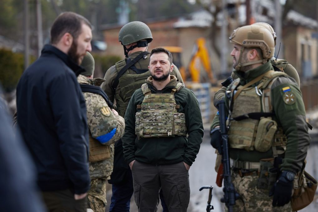 El jefe de Estado también habló con periodistas internacionales y ucranianos que llegaron a Bucha para documentar los crímenes de guerra de Rusia