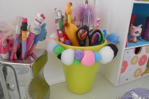 DIY: un pot à crayons récup' customisé avec des pompons