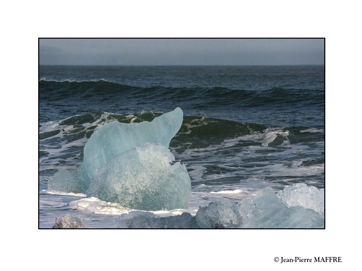 La beauté du lieu est due à la présence du sable noir et aux multiples icebergs et blocs de glace qui viennent s’y échouer. Leurs couleurs vont du bleu au blanc, en passant par le transparent ou même le noir.