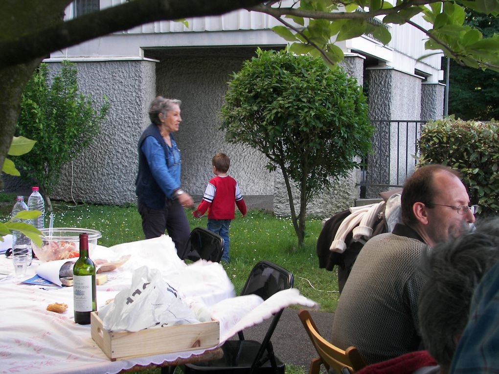 Le repas de notre résidence un soir de 28 mais 2009 avec une cinquantaine de convives