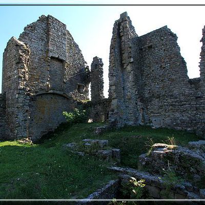 Bourg fortifié et château de LA GARDE GUÉRIN - Prévenchères