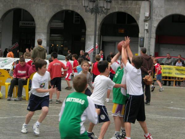 Journée du samedi 7 juin 2008. De nombreux jeunes du club sont allés participer au tournoi de street basket organisé par Azpeitia