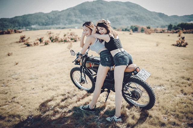 filles à moto