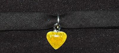 Bracelet noir coeur jaune