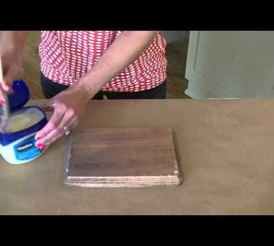 En appliquant de la Vaseline sur du bois, elle réalise une technique de peinture incroyable!