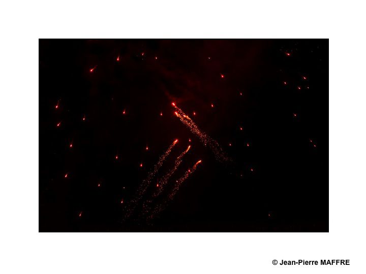 Entrer dans un feu d’artifice grace à un téléobjectif nous permet souvent de découvrir un environnement proche de celui que nous présentent les photos d’astronomie.