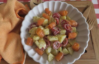Salade pommes de terre, tomates cerises et truite fumée, à la crème au vinaigre balsamique et aneth