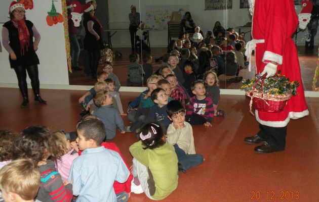 Photos de l'Arbre de Noel - Les maternelles et le Pere Noel !!