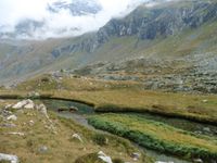 Au Plan des Eaux, les méandres du ruisseau. On peut croiser des canards ou admirer les montagnes qui se reflètent dans les eaux transparentes.