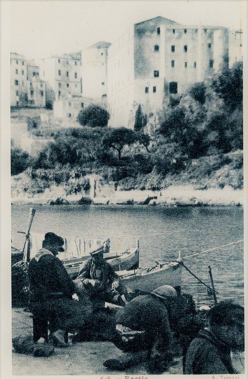 Bastia le vieux port et la citadelle, pêcheurs