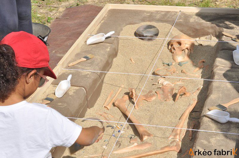 Atelier fouille anthropologique à l'Archéosite de la Haute-Île.