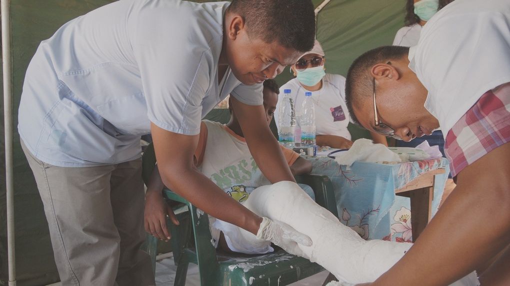 Les membres de l'Association Fitia à Ankiembe, Toliara, pour venir en aide aux sinistrés du cyclone Haruna. Photos: Harilala Randrianarison