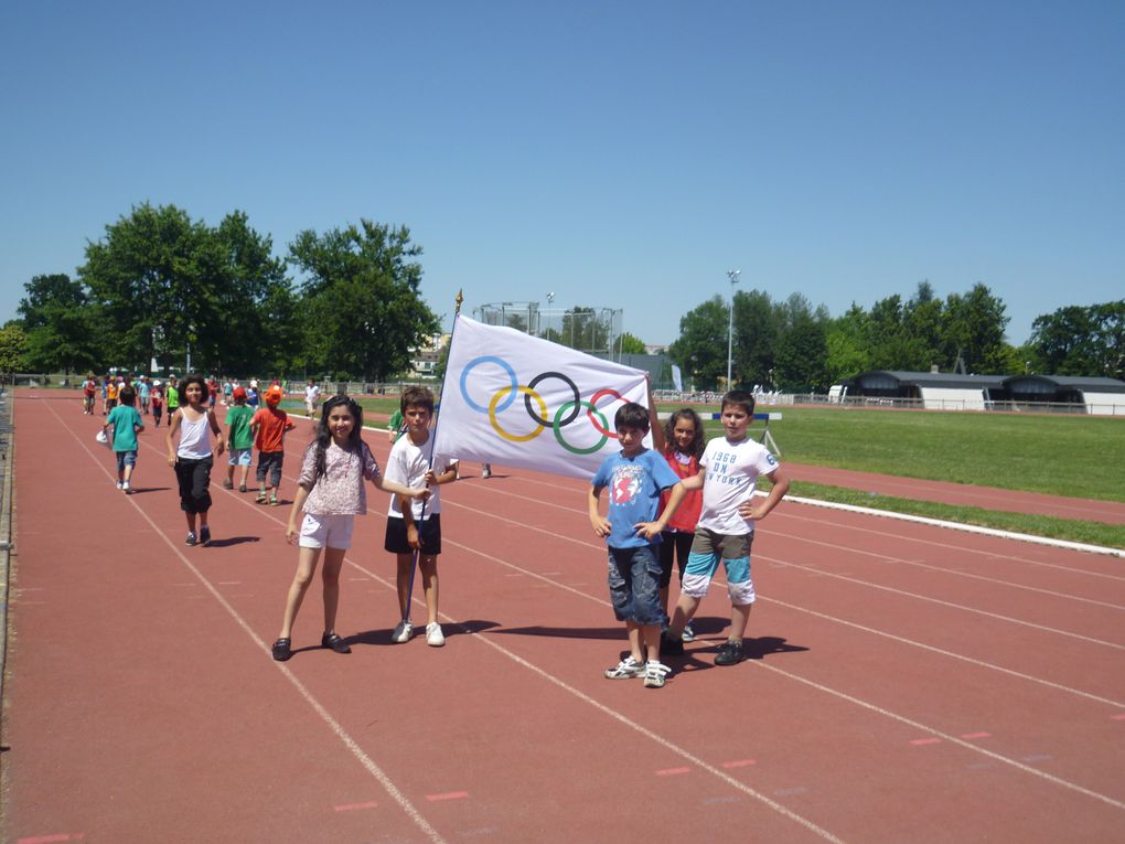 Mardi 26 juin nous avons participé à la 4ième journée olympique paloise.
Merci à Pascale Cartillon à François de l'USEP et au comité olympique départemental pour l'organisation de ces journées.