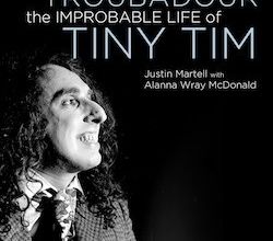 tiny tim, il se fera remarquer avec son ukulélé, il chantait en falsetto avec un fort bel organe de ténor