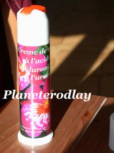 Creme à l'acide hyluraunique et à l'urucum