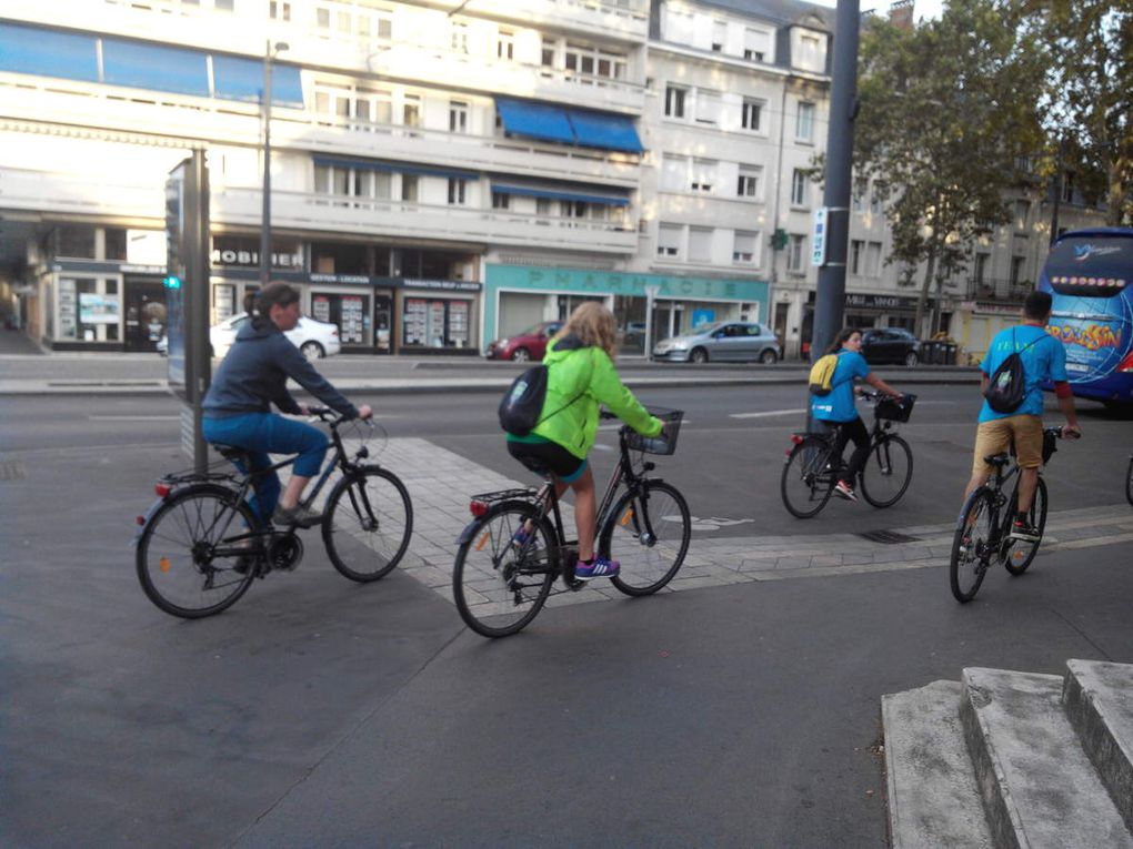 Traversée de Tours à vélo puis nous longeons la Loire jusqu'au camping OnlyCamp St-Avertin. Ce soir les rouges et les verts auront le droit à un superbe chalet :-).