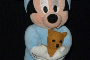 Doudou peluche souris Mickey Disney Disneyland bleu, avec petit ourson marron