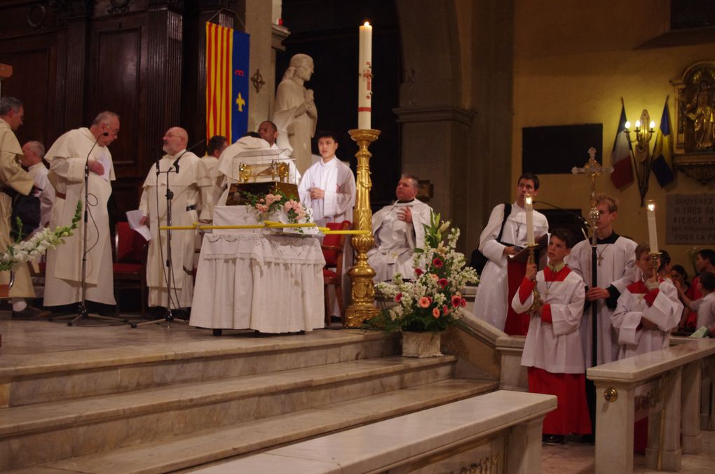 Grande procession en présence de Mgr Rey et Mgr Fisichella dans les rues du Centre ville