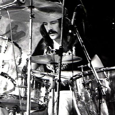 john bonham, un batteur d'une puissance inégalée, ce son si puissant et propre à lui et pour son groupe led zeppelin