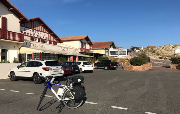 Un hotel qui rappelle celui de Facture, nous y avions diner en faisant la conversation avec le patron et la patronne qui nous racontaient que leur hotel avait servi plusieurs fois pour des films, la gestapo y faisait des contrôles...