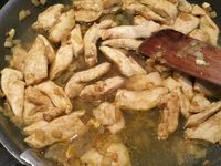 4 - Pendant que le poulet dore, couper en 4 les abricots secs. Quand le poulet a pris une belle coloration, rajouter le bouillon de volaille, puis incorporer les pois chiches et les abricots secs à la préparation. Poursuivre la cuisson à feu doux pendant 5 mn, rectifier si nécessaire l'assaisonnement et parsemer de coriandre ciselée.