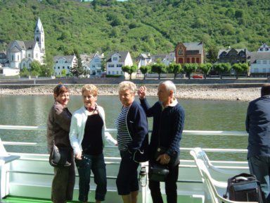 CROISIERE SUR LE RHIN DU 2 MAI 2007 - LE TEMPS ETAIT AVEC NOUS POUR CETTE CROISIERE SUR LA LORELEIL LE REPAS ETAIT EXCELLENT. PENDANT LES TROIS HEURES DE TRAJET NOUS AVONS PU ADMIRER DE MAGNIFIQUES CHATEAUX. LA PETITE ESCAPADE A RUDESHEIM NOUS A PERMIS DE DECOUVRIR UN COIN TYPIQUEMENT ALLEMAND. UNE BONNE BIERE BIEN FRAICHE ET UN PEU DE MUSIQUE QUOI DE MIEUX POUR NOUS DETENDRE.